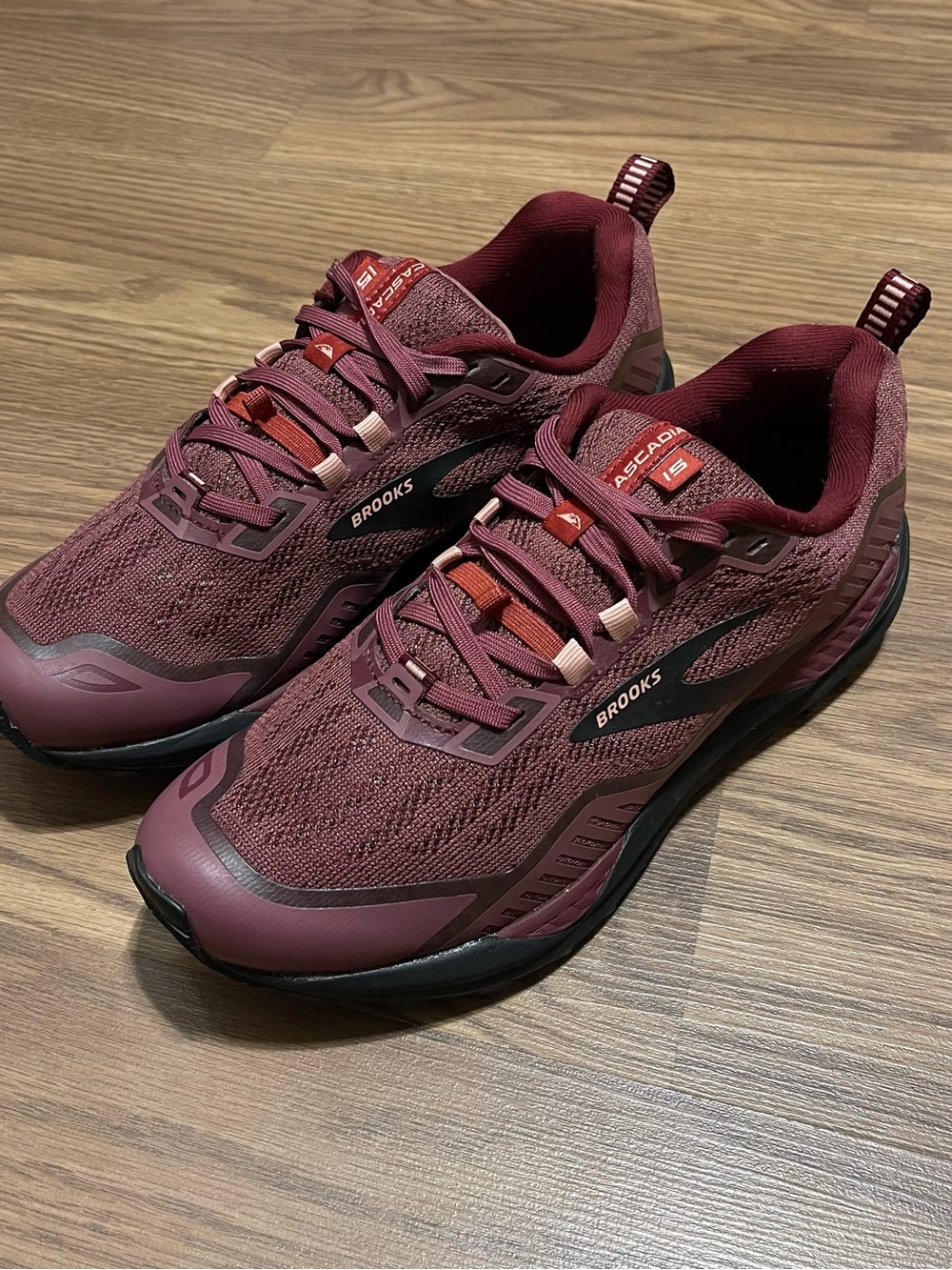 Brooks Cascadia 15 1203311B661 Womens 8 Trail Running burgundy red Sneakers